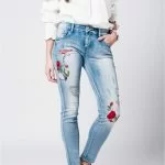 jeans con ricamo floreale sul davanti