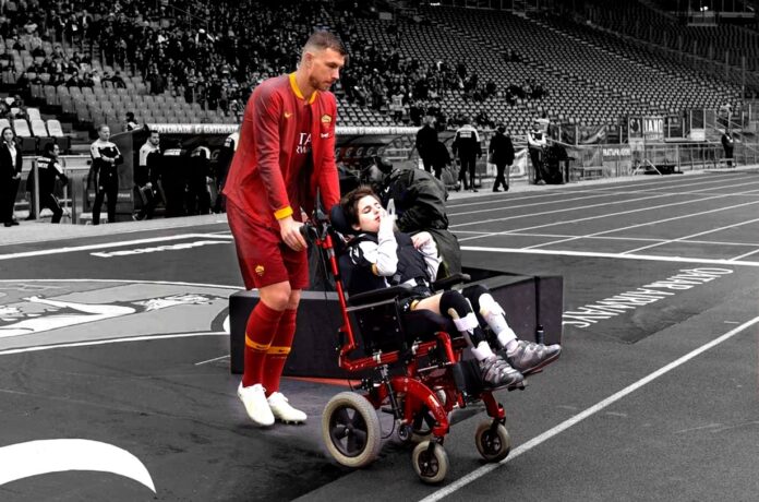 Dzeko porta in campo una bambina con disabilità prima di Roma-Udinese