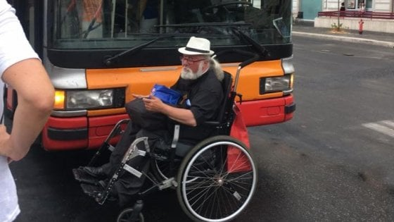 prete con disabilità blocca autobus atac senza pedana