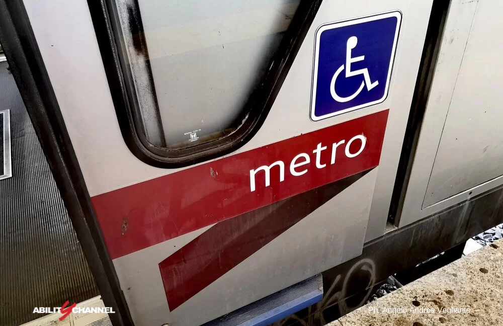 metro con logo disabili roma