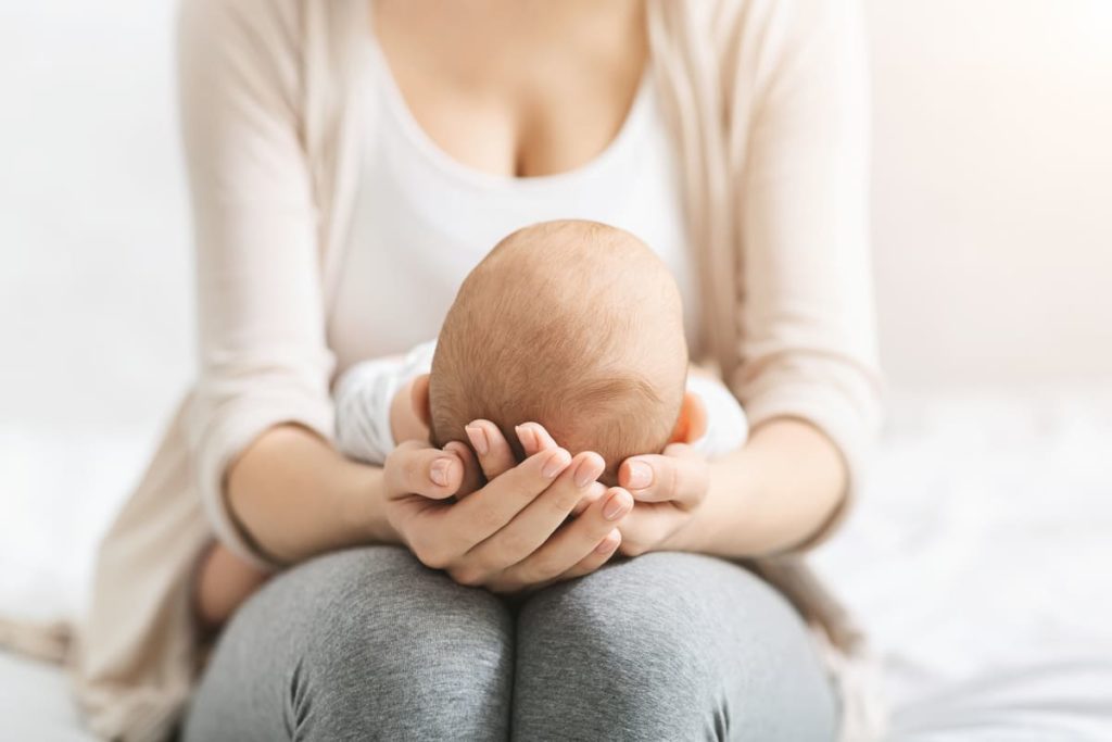 madre tiene testa di bambino