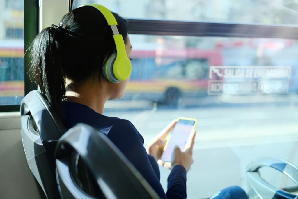 donna su trasporto disabili inaccessibile di sabaudia