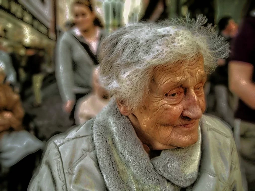 signora anziana con alzheimer e demenza
