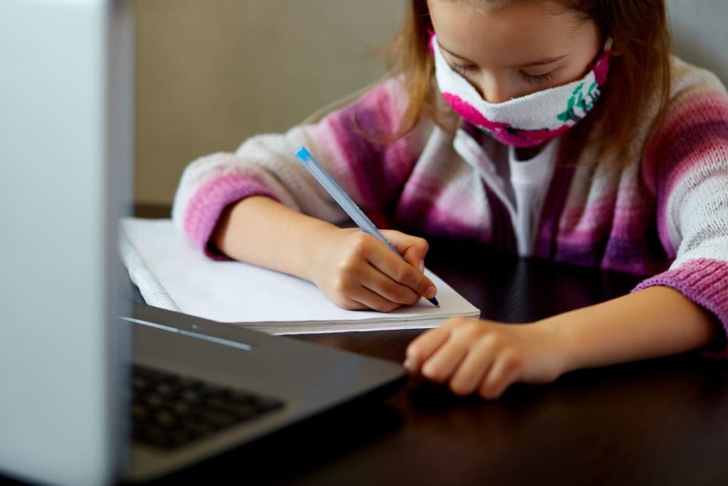 bambina studia durante Coronavirus