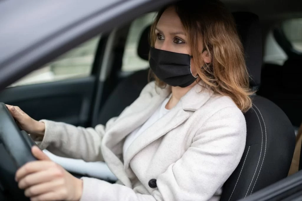 donna si sposta in macchina durante fase 2 coronavirus