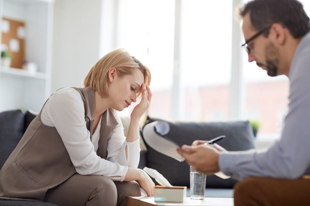 donna stressata da uno psicologico