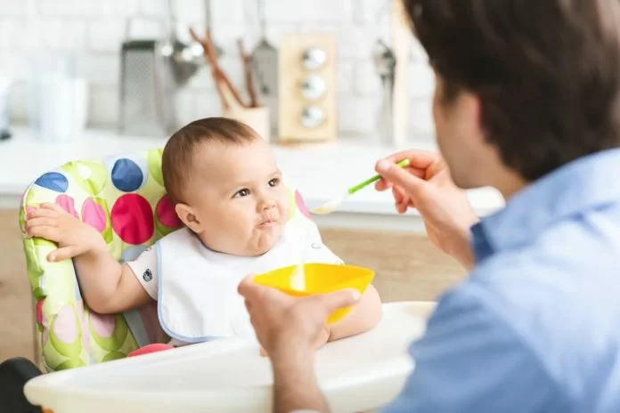 papà nutre figlio