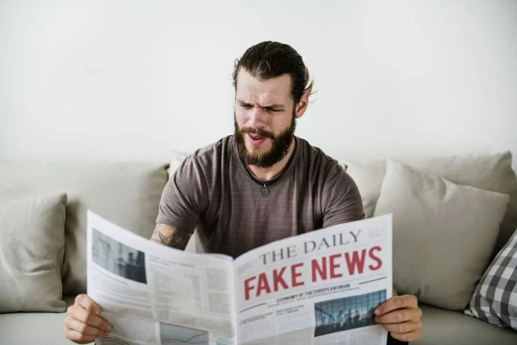 uomo legge coronavirus fake news