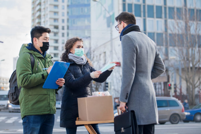 persone escono verso la fine dell'emergenza da coronavirus