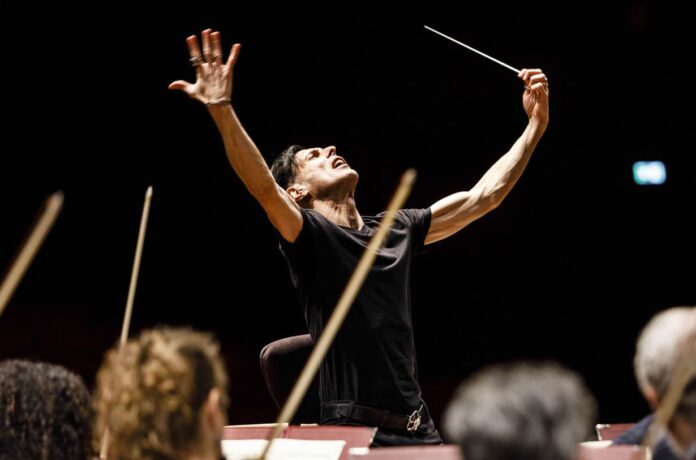 ezio bosso durante un concerto