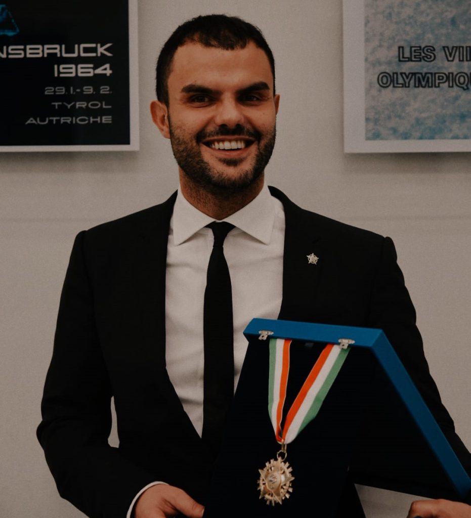 daniele cassioli con una medaglia