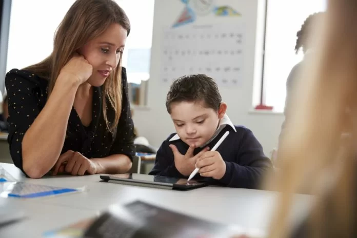 docente di sostegno con studente disabile