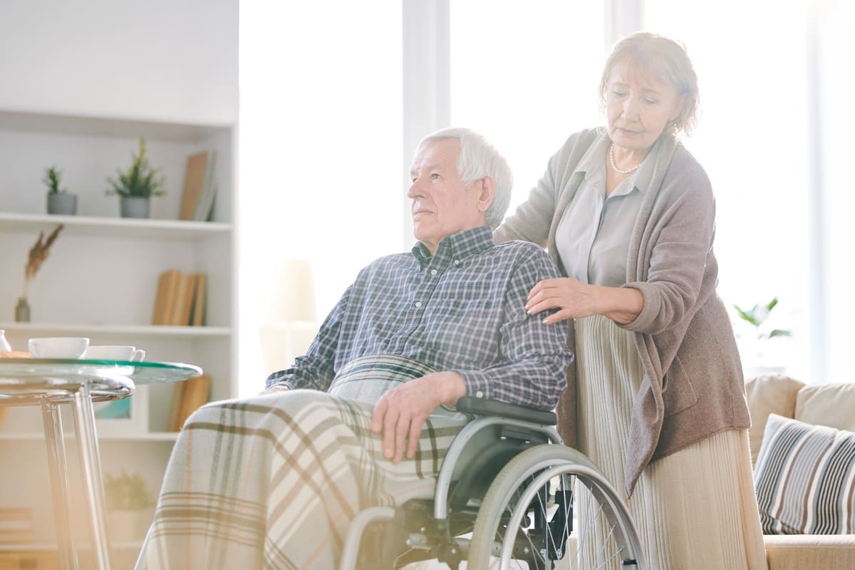 donna assiste disabile grazie ai permessi legge 104