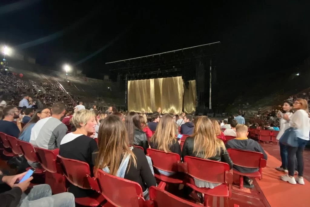 la visuale di valentina tomirotti durante il concerto di coez