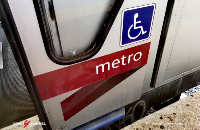 simbolo di trasporto disabili roma sulla metro