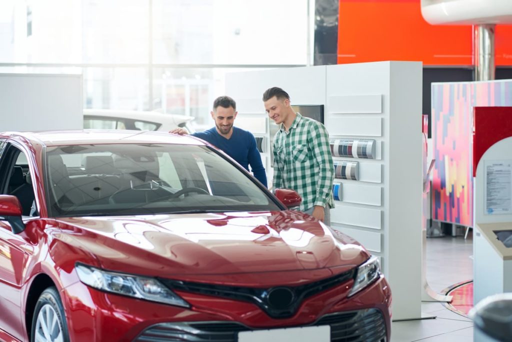 due persone guardano auto da acquistare con agevolazione 4%