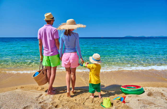 famiglia al mare con bonus vacanze 2020, come risparmiare in vacanza
