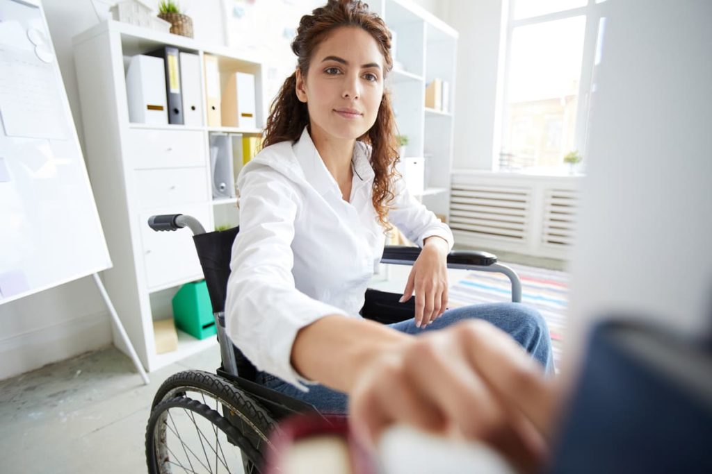 lavoratrice con disabilità prende un libro