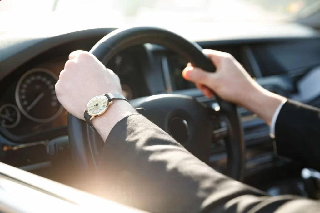 mani sul volante di una vettura