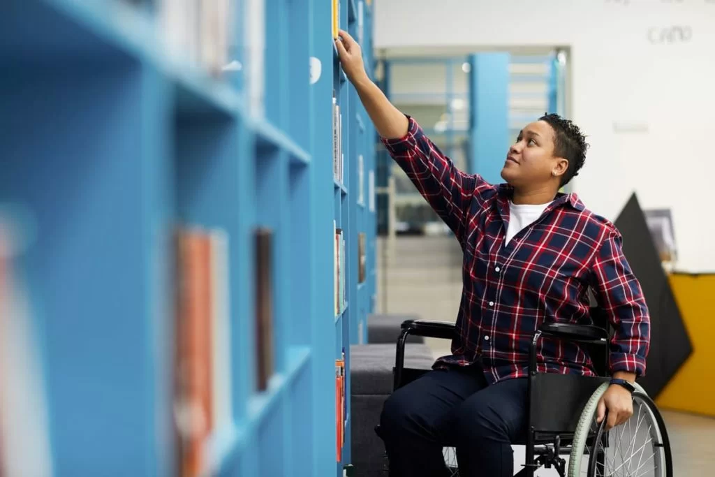 studente disabile in biblioteca