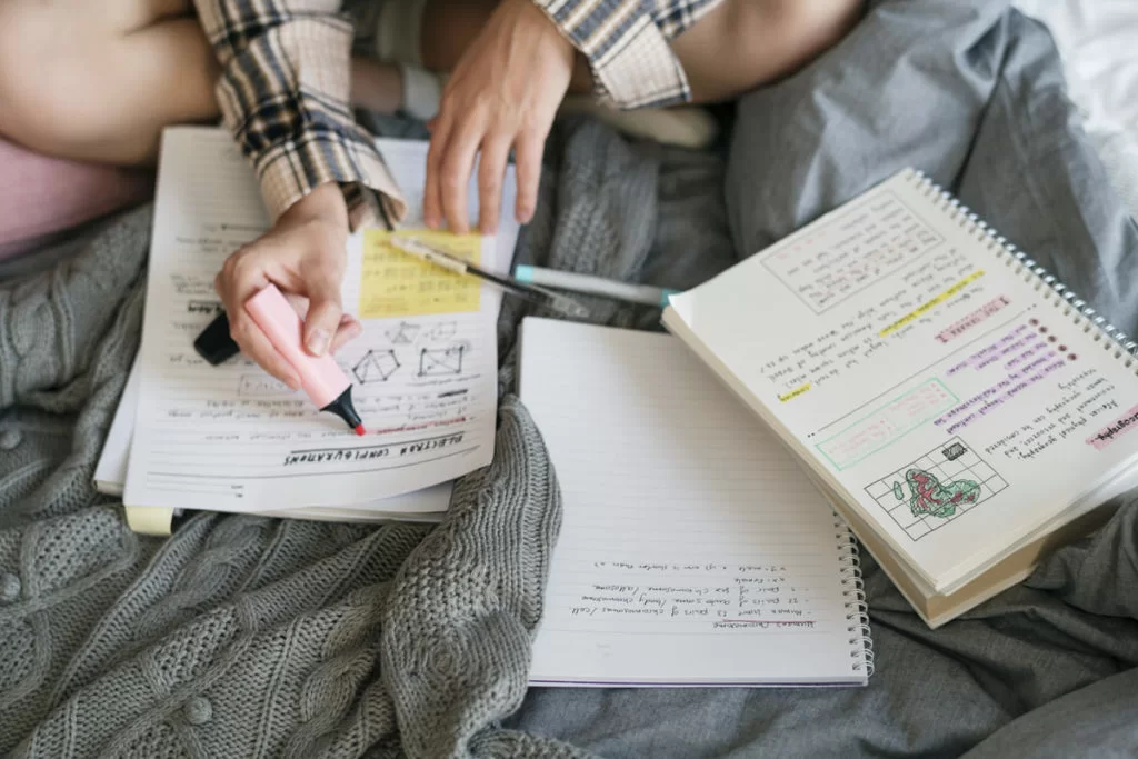 studente evidenzia appunti