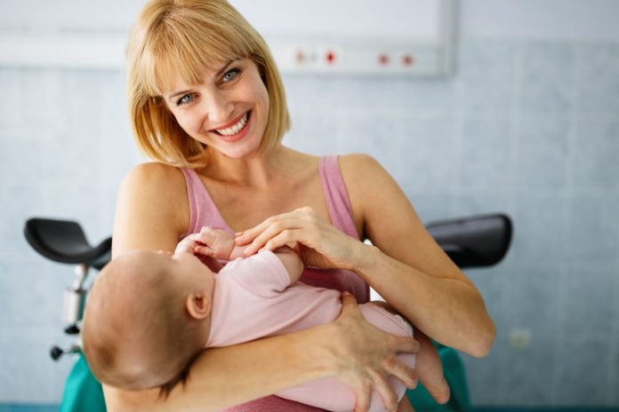 madre e infante dopo screening neonatale