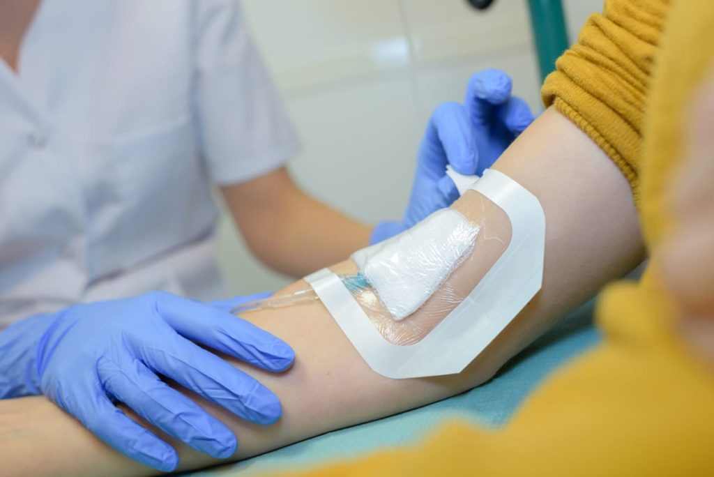 medico preleva sangue per ast