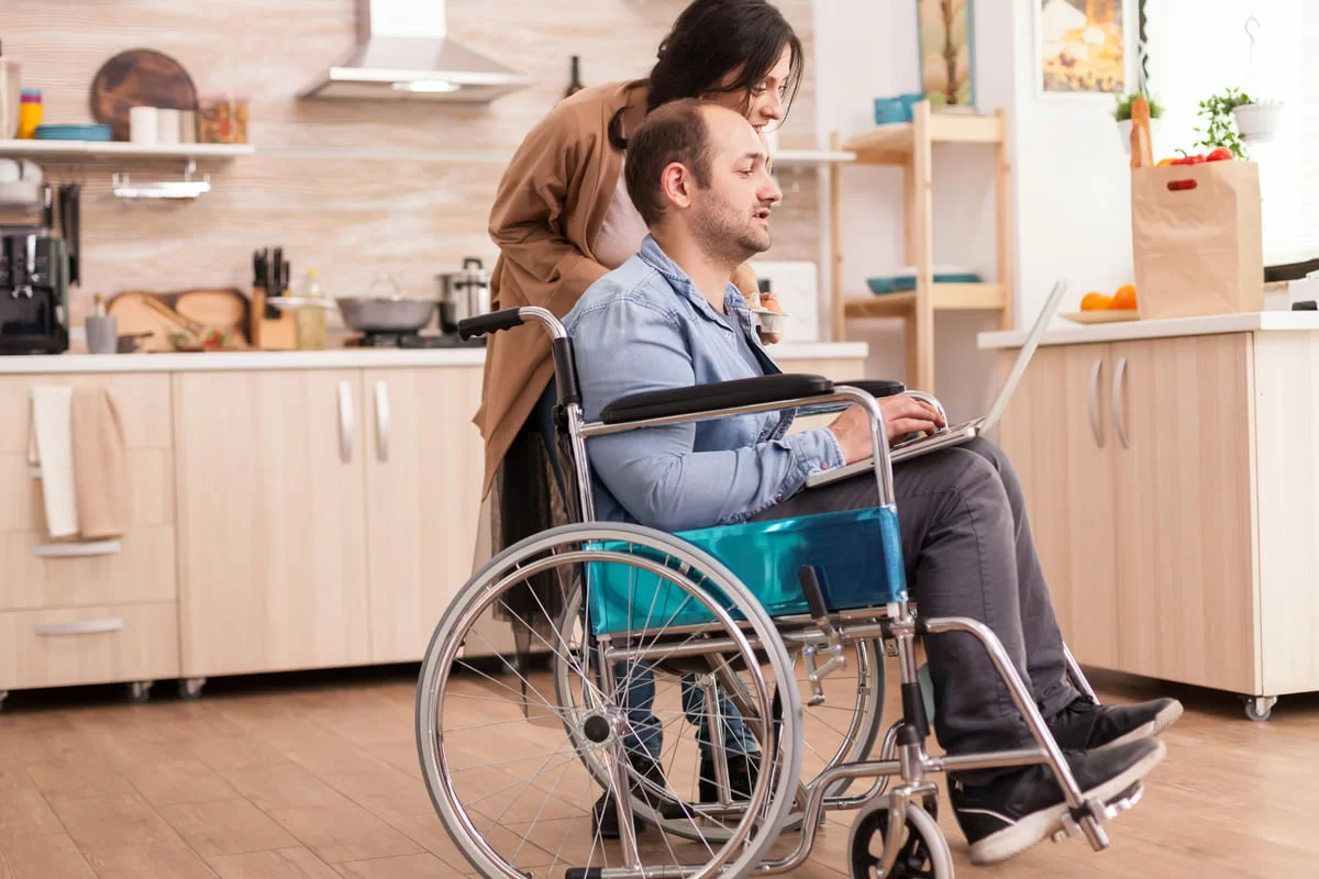 Уход за супругом инвалидом. Жюльен Рассам в инвалидном кресле.