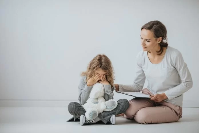 insegnanti di sostegno aiuta alunna disabile