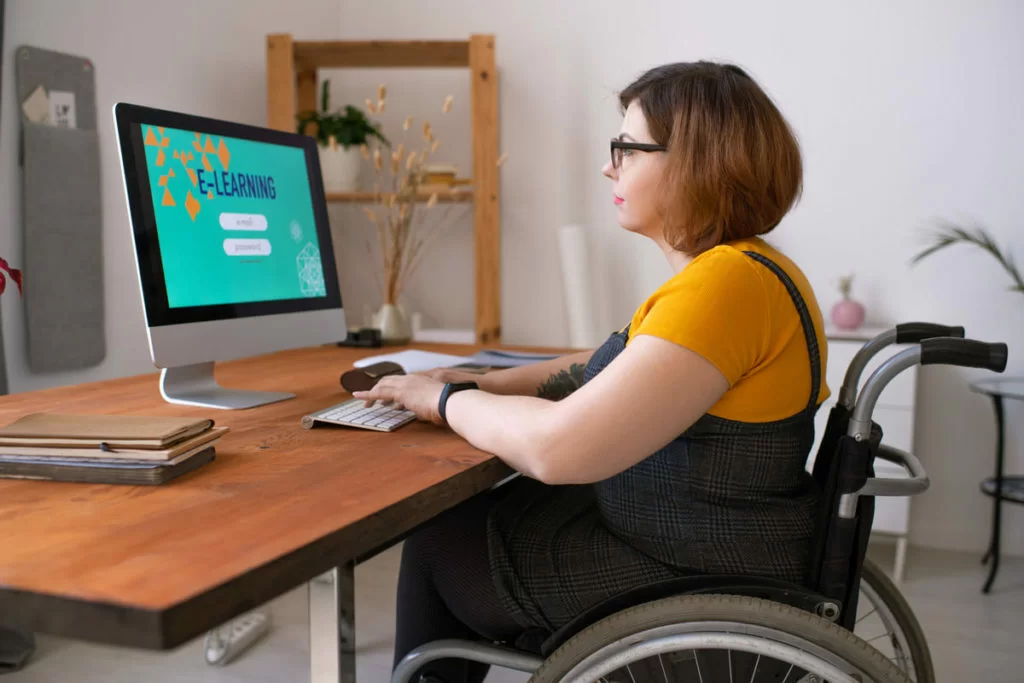 lavoratrice con disabilità in smart working