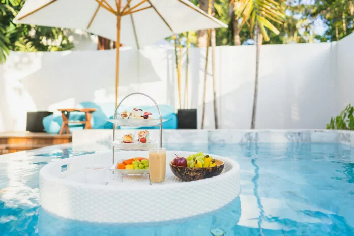 Bagno dopo mangiato in piscina