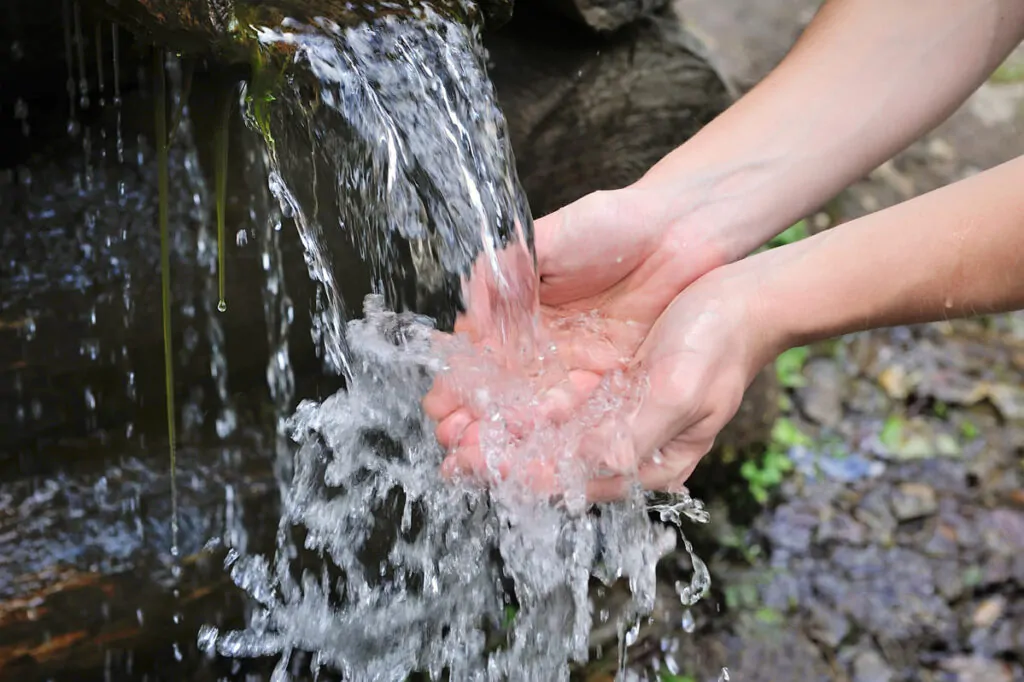 perché le mani raggrinziscono in acqua