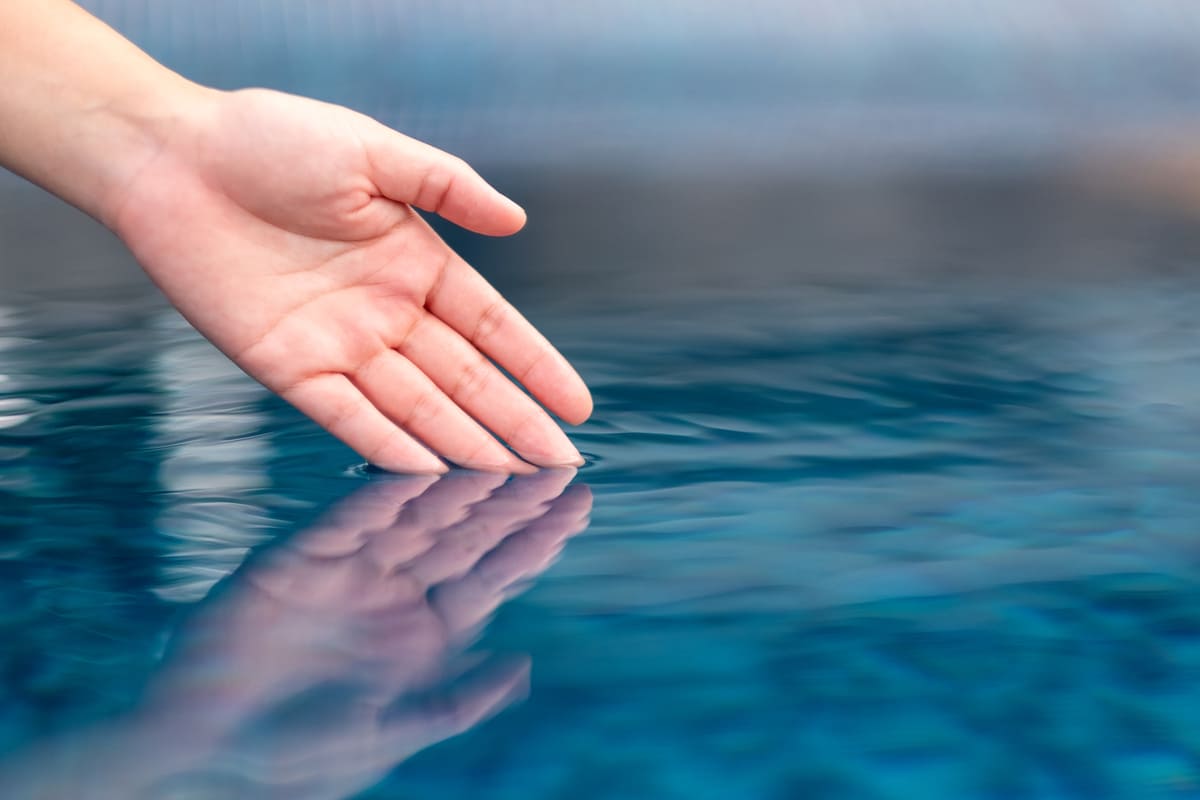 Perché le mani si raggrinziscono in acqua e a mollo?